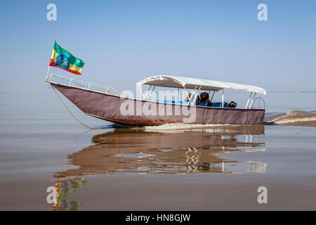 Una famiglia etiope fate un viaggio in battello sul lago, lago Ziway, Etiopia Foto Stock