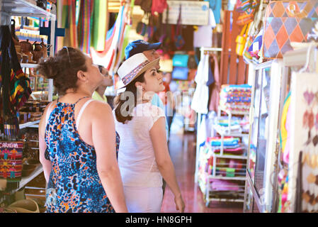 La gente sul vivace mercato di masaya nicaragua Foto Stock