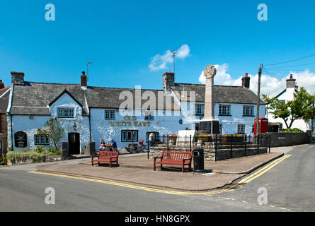 Il centro della vecchia Llantwit Major che mostra il vecchio White Hart Inn, Vale of Glamorgan Foto Stock