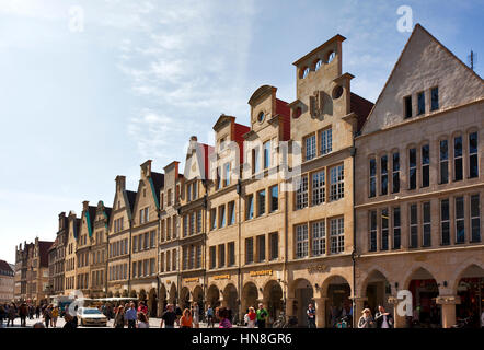 Muenster, Germania - Aprile 2, 2011: facciate medievali presso la Prinzipalmarkt, la più frequentata piazza della città vecchia. Foto Stock