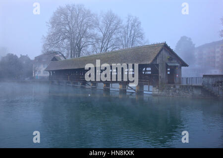 La Obere Schleuse, uno dei due che coprivano i ponti in legno nella città di Thun, Oberland bernese, Svizzera. Foto Stock