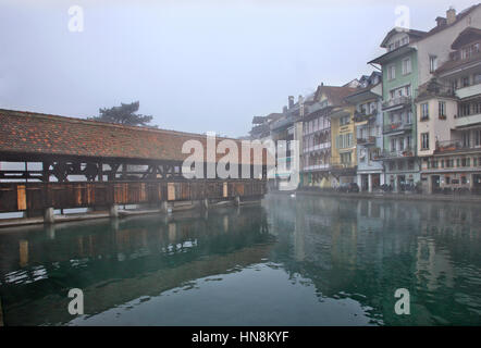 La Untere Schleuse, uno dei due che coprivano i ponti in legno nella città di Thun, Oberland bernese, Svizzera. Foto Stock