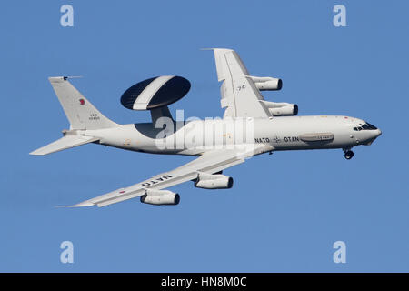 La NATO E-3A Sentry di Geilenkirchen in Germania sul circuito di RAF Mildenhall. Foto Stock