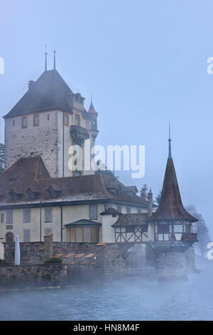Il castello di Oberhofen, il lago di Thun, Oberland bernese svizzera. Foto Stock