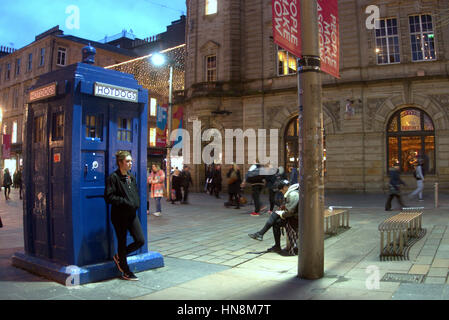 Dr Who Tardis hot dog stand punto di incontro per i giovani nelle vicinanze royal exchange square Foto Stock