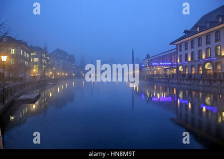 Il calare della notte in Thun tonw, dal fiume Aare, Oberland bernese, Svizzera Foto Stock