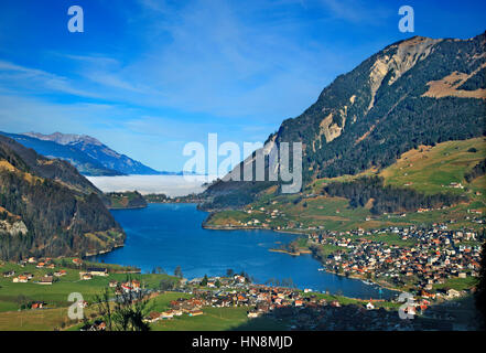 Il lago di Lungern & Città, canton Obvaldo, uno dei cantoni più piccoli in Svizzera. Foto Stock