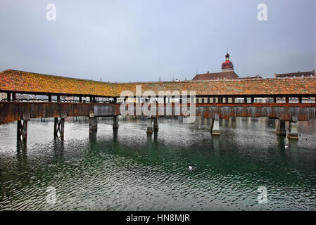 Il famoso Kapellbrücke ("il Ponte della Cappella'), una coperta passerella in legno attraverso il Fiume Reuss nella città di Lucerna, Svizzera Foto Stock