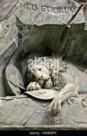 Il Monumento del Leone (tedesco: Löwendenkmal), o il Leone di Lucerna, una roccia in rilievo a Lucerna, Svizzera. Foto Stock