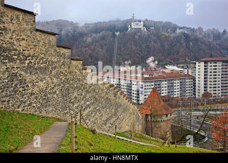 Il Nölliturm, una delle torri del Museggmauer, la mitica città vecchia, pareti di Lucerna, Svizzera Foto Stock