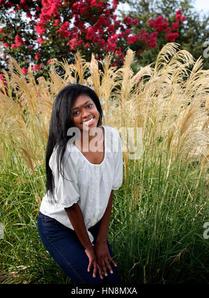  Salva anteprima Download Ritratto di sorridenti afro-americano di ragazza adolescente Foto Stock