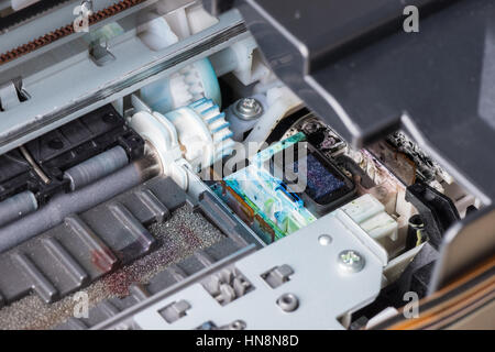 Primo piano all'interno della stampante a getto di inchiostro Foto Stock