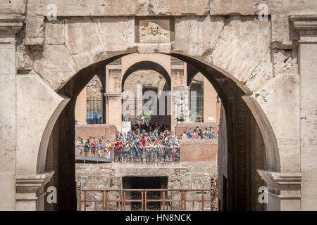 Roma, Italia- Vista dell'Arco di Costantino con il Colosseo romano in background, situato a est del Foro Romano. Questa struttura commemorativa Foto Stock