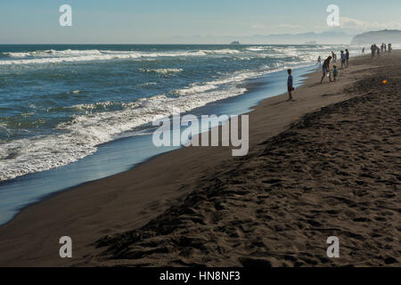 Khalaktyrsky spiaggia con sabbia nera. Oceano Pacifico lavaggi penisola di Kamchatka. Foto Stock