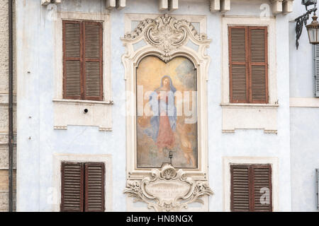 Roma, Italia- carta murale della Vergine Maria su un edificio nella stessa plaza come il Pantheon romano, la maggior parte conservata costruzione della Roma antica. Esso w Foto Stock