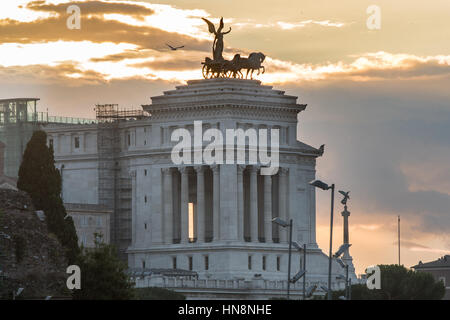 Roma, Italia- vista al tramonto di Vittorio Emanuele II monumento con la statua in bronzo della Vittoria Alata di equitazione in suo chariot. Foto Stock