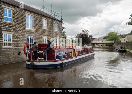 Inghilterra, nello Yorkshire, Skipton - Riverboats in un canale che attraversa la città di Skipton, un mercato comune e parrocchia civile in Craven distretto di N Foto Stock