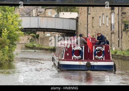 Inghilterra, nello Yorkshire, Skipton - Riverboats in un canale che attraversa la città di Skipton, un mercato comune e parrocchia civile in Craven distretto di N Foto Stock