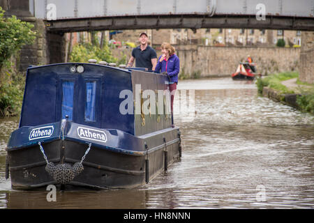 Inghilterra, nello Yorkshire, Skipton - Riverboats in un canale che attraversa la città di Skipton, un mercato comune e parrocchia civile in Craven distretto di N Foto Stock