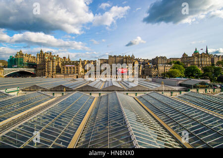 Regno Unito, Scozia, Edimburgo - Edimburgo, Scozia compatta, capitale collinare. Esso ha un centro medievale della città vecchia ed eleganti città georgiana con giardini e la CENAL Foto Stock