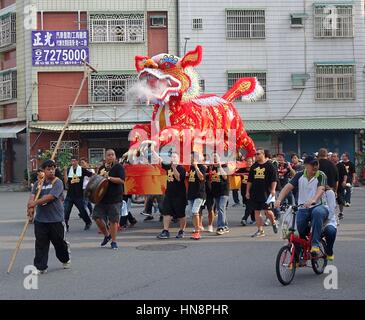 KAOHSIUNG, Taiwan -- 15 ottobre 2016: la processione religiosa con il fuoco Lion effigie è una caratteristica integrale della Wannian annuale Festival Folk. Foto Stock