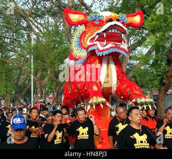 KAOHSIUNG, Taiwan -- 15 ottobre 2016: la processione religiosa con il fuoco Lion effigie è parte integrante dell'annuale Festival Wannian. Foto Stock