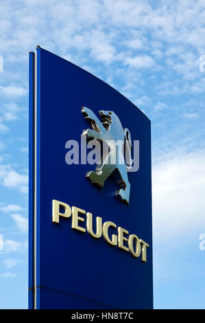 Peugeot segno presso un rivenditore di auto la costruzione dell'edificio. Peugeot è una grande vettura francese marca, parte di PSA Peugeot Citroën, il secondo più grande produttore di automobili in Europa. Foto Stock