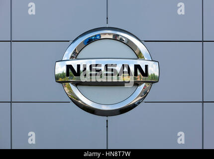 Logo Nissan in corrispondenza della parete del rivenditore di auto la costruzione dell'edificio. Nissan Motor Company Ltd è una multinazionale del costruttore di automobili con sede a Yokohama, Giappone. Foto Stock