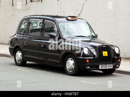 Liverpool, in Inghilterra - Luglio 12, 2011: tipico british taxi fabbricato da LTI (Londra Taxi International) parcheggiata in un lato di Liverpool street. Foto Stock