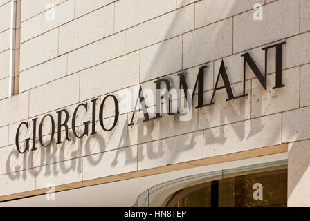 Giorgio Armani segnaletica al di sopra di entrata dello store su Königsallee. Giorgio Armani s.p.a. è un international casa di moda italiana con sede a Milano Foto Stock