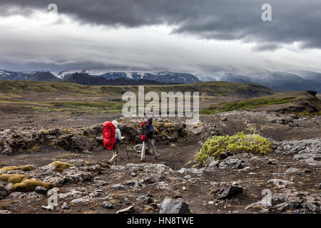 Gli escursionisti in direzione sud sul Laugavegur Hiking Trail (Laugavegurinn) Vicino Thorsmork con il vulcano Eyjafjallajokull avanti, Islanda Foto Stock