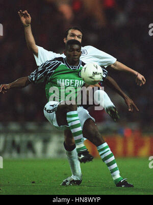 NEIL RUDDOCK & EFAN EKOKU INGHILTERRA V NIGERIA 18 Novembre 1994 Foto Stock