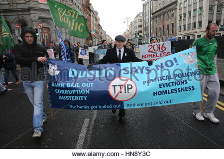 Una marcia di protesta contro la corruzione, di austerità e le banche a Dublino, Irlanda Foto Stock