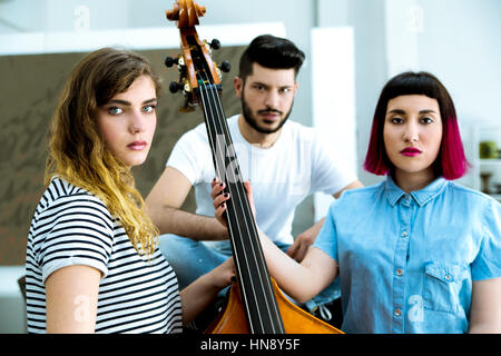 Rock band con i loro strumenti in un loft. Foto Stock