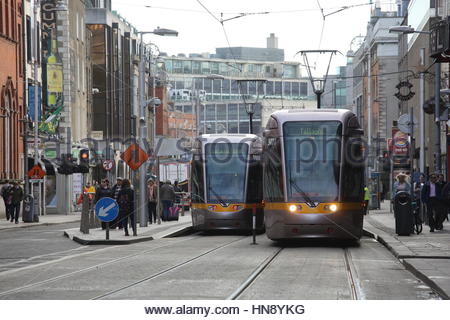 Un colpo di un tram di Dublino nel centro della città come unione urta contro il telaio. Foto Stock