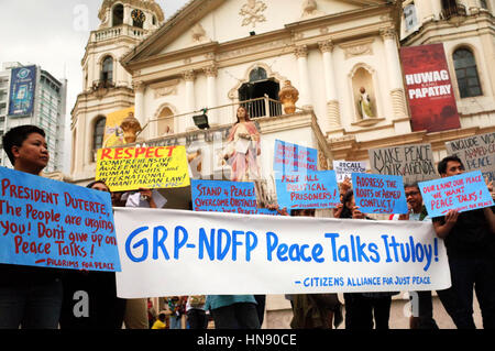 Manila, Filippine. 09Feb, 2017. Gli attivisti filippini tenere una protesta chiamando per la ripresa dei colloqui di pace tra i ribelli comunisti e il governo filippino a Manila nelle Filippine giovedì 9 febbraio. Il presidente filippino Rodrigo Duterte precedentemente annunciato la cancellazione dei colloqui di pace tra i ribelli comunisti e il governo dopo le relazioni dei tre soldati disarmati uccisi dal Nuovo Esercito del popolo è emerso. Credito: Richard James Mendoza/Pacific Press/Alamy Live News Foto Stock