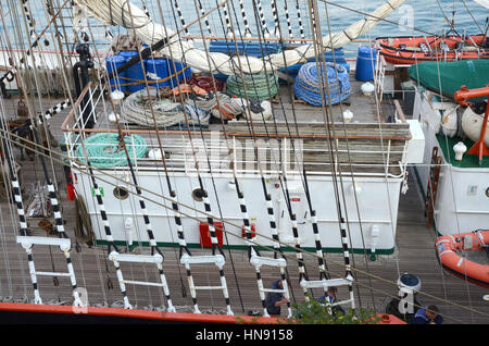 Una vista del ponte di Sedov nave. Il servizio STS Sedov è un 4-masted steel barque che per quasi 80 anni è stato il più grande tradizionale nave a vela in funzionamento. Ora è una vela vaso di formazione, formazione di cadetti provenienti dalle università di Murmansk, San Pietroburgo, e Arkhangelsk. (Foto di Jorge Sanz/Pacific Stampa) Foto Stock