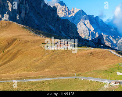 Dolomiti il Passo di Giau, Monte Gusela a dietro Nuvolau gruppe in Alto Adige, Italia Foto Stock