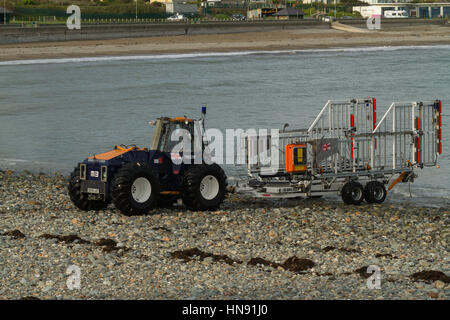 Scialuppa di salvataggio RNLI nervatura costiera di avvio del trattore spento Criccieth Beach North Wales UK Foto Stock