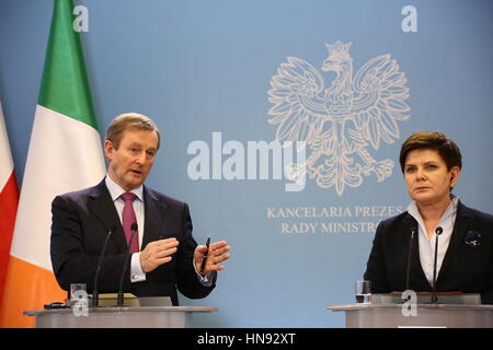 Il Primer Beata Szydlo detenute joint press briefing con il Primo Ministro irlandese Enda Kenny in Varsavia. (Foto di Jakob Ratz/Pacific Stampa) Foto Stock