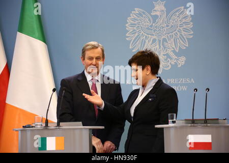 Il Primer Beata Szydlo detenute joint press briefing con il Primo Ministro irlandese Enda Kenny in Varsavia. (Foto di Jakob Ratz/Pacific Stampa) Foto Stock