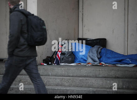 Una persona senza dimora sonno agitato in un portale in Farringdon, Londra. Stampa foto di associazione. Picture Data: martedì 7 febbraio 2017. Foto di credito dovrebbe leggere: Yui Mok/PA FILO Foto Stock