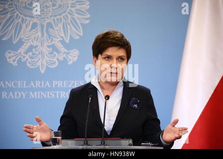 Il Primer Beata Szydlo detenute joint press briefing con il Primo Ministro irlandese Enda Kenny in Varsavia. (Foto di Jakob Ratz/Pacific Stampa) Foto Stock