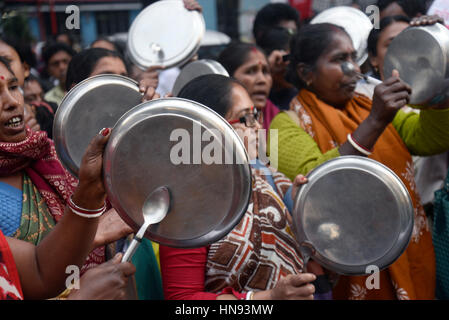 Kolkata, India. 09Feb, 2017. Le donne beat piatti con cucchiaio durante il rally.Gli Stati di NREGA Sangarsh Morch protesta contro il governo dell'Unione battendo thalis vuoti o il piatto con il cucchiaio sul disordine di 100 giorni di lavoro o di programma nazionale di occupazione rurale legge sulla garanzia NREGA () nella parte anteriore del nuovo segretariato, Kolkata. Credito: Saikat Paolo/Pacific Press/Alamy Live News Foto Stock