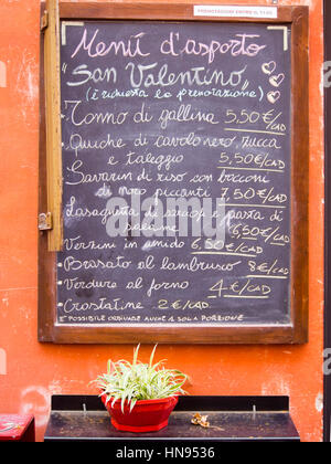 Ristorante street board con San Valentino menù speciale, Parma Italia Foto Stock