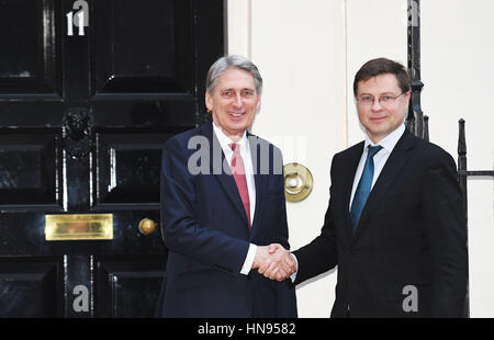 Il cancelliere Philip Hammond (sinistra) saluta il Vice Presidente della Commissione europea, Valdis Dombrovskis fuori n. 11 di Downing Street, Londra. Foto Stock