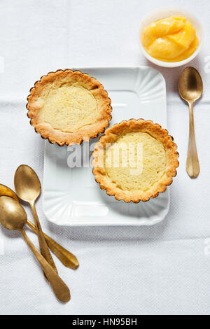 Vuoto mini tart. e limone curdo. preparare la colazione. lo spazio per la scrittura di testo. copia di spazio. Foto Stock