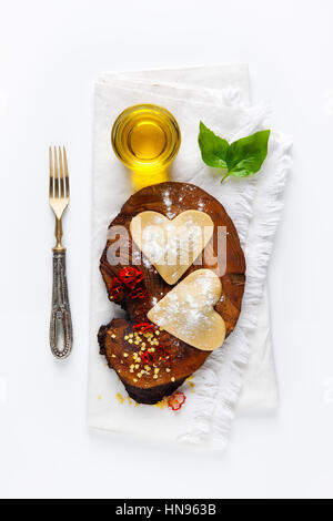 A forma di cuore. cibo delizioso ravioli. appena fatti in casa. su una scheda fatta di legno d'ulivo Foto Stock