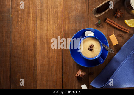 Tazza di caffè su sfondo di legno Foto Stock