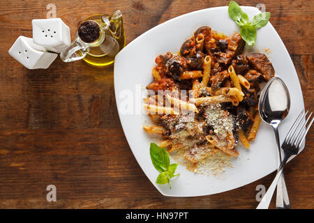 Pasta penne con melanzane e pomodori Foto Stock